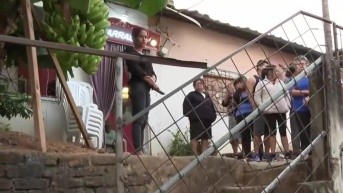 Imagen de la familia de la mujer que falleció aplastada por un contenedor en el norte de Guayaquil. (Televistazo)