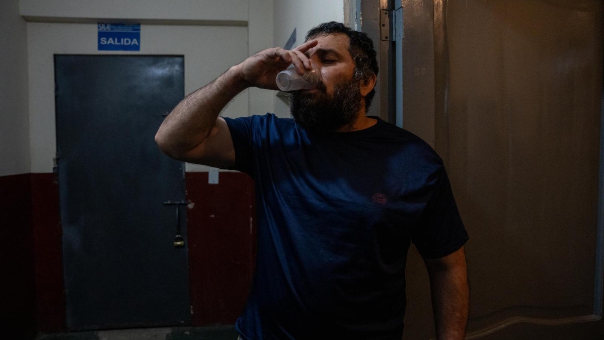 El narcotraficante José Adolfo Macías Villamar, alias Fito, toma un vaso con agua a su llegada a la cárcel La Roca el miércoles 25 de junio, en Guayaquil. (EFE/ Mauricio Torres)