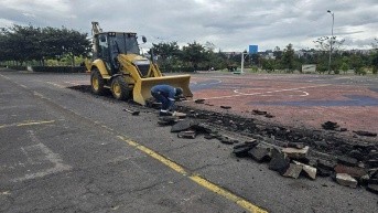 Obreros realizan trabajos de rehabilitación en las canchas deportivas del parque Bicentenario. (QuitoInforma)