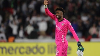 Alexander Dominguez con la indumentaria de su actual equipo, LDU. (Archivo)