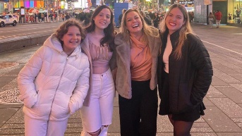 Úrsula Strenge y sus hijas en Nueva York. (RRSS)