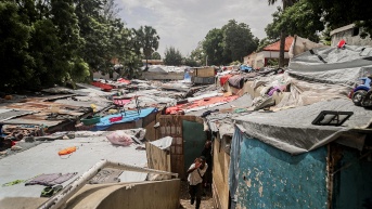 Un hombre camina en el campamento de refugiados Camp Mormón, donde cientos de familias han encontrando protección tras abandonar sus hogares por la violencia de las pandillas, en Puerto Príncipe, Haití (Foto de EFE)
