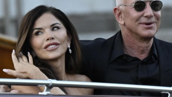 El fundador de Amazon, Jeff Bezos, y la expresentadora Lauren Sánchez, en Venecia el 28 de junio de 2025. (Fotot de EFE)