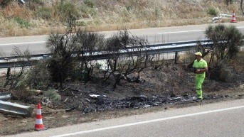 Vista del lugar del accidente en el que el futbolista del Liverpool Diogo Jota, de 28 años, y su hermano André, de 26, han fallecido esta madrugada, después de que su vehículo saliera de la vía en la Autovía Rías Bajas (A-52) en Cernadilla (Zamora, España). (EFE)