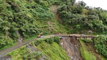 Trabajos de desalojo de material en varios tramos de la vía Papallacta - Y de Baeza, E45. (Foto: Ministerio de Transporte y Obras Públicas)