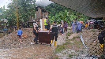 Policías ayudan a personas afectadas en a provincia de Zamora Chinchipe. (Cortesía)