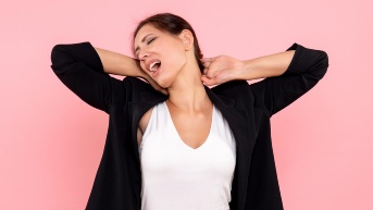 Crujir al moverte es común y suele ser inofensivo. (Freepick)