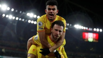 El extremo fue visto en varios actos con influencers colombianos, mientras todo el plantel del Liverpool asistió al funeral de Diogo Jota y su hermano en Portugal. (Liverpool)