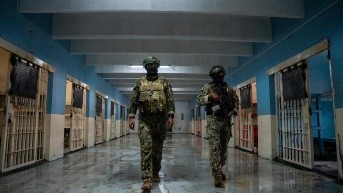 Imagen referencial de dos soldados patrullando en una cárcel de Ecuador. (EFE)