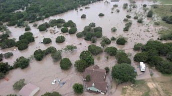 Fotografía cedida por la Guardia Costera de los Estados Unidos que muestra una inundación este sábado, en el área de Kerrville, Texas. (EFE)