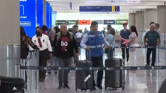 Viajeros a su arribo al aeropuerto Mariscal Sucre de Quito. (Televistazo)