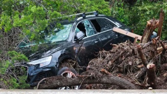 Vehículo negro arrasado por inundaciones en Texas (Foto de Getty Images)