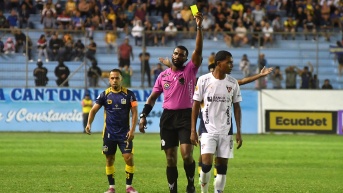Lenin Quiñónez fue el árbitro en la goleada de Liga de Quito al Delfín SC. (API)