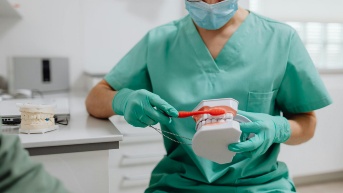 Foto referencial a uso de pastas dentales con fluoruro de estaño. (Pexels)