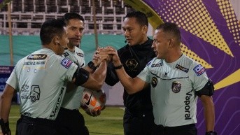 Gabriel González encabezó el equipo arbitral del duelo entre Técnico Universitario y Orense. (API)