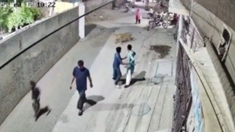 León ataca a mujer en Pakistán (Internet)