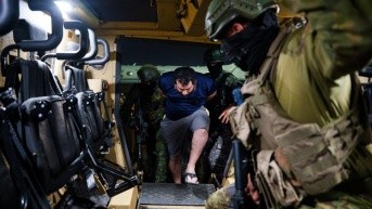 Imagen del ingreso de alias Fito a una tanqueta militar después de ser trasladado a Guayaquil, el 26 de junio del 2025. (Presidencia de la República)