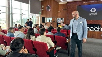Mario Godoy durante una conferencia a estudiantes de derecho. (Consejo de la Judicatura)