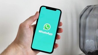 WhatsApp en fondo celeste (Internet)