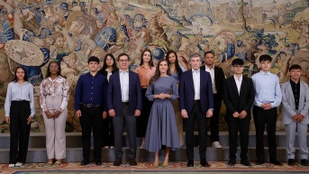 Reina Letizia ha recibido en una audiencia en el Palacio de la Zarzuela a un grupo de diez jóvenes de Colombia y Perú. (EFE)