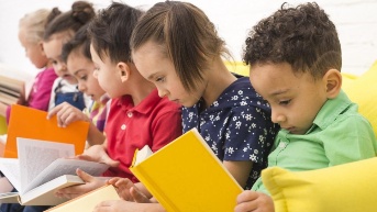 Estudios señalan que leer durante las vacaciones evita que niños y niñas olviden lo aprendido en la escuela. (Internet)