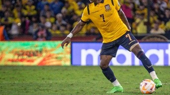 Jugador de la selección de ecuador, Pervis Estupiñán, en el partido ante Brasil por las Eliminatorias Sudamericanas (API)