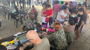 Personal médico militar de la Armada de Estados Unidos en Manta. (Cuenta X @USembassyEC)
