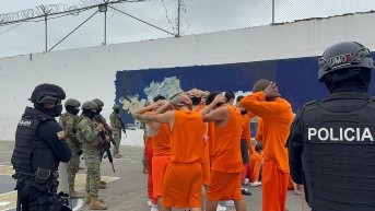 Foto de algunos de los 43 reos que fueron trasladados desde la cárcel de Machala a otras cárceles de Ecuador. (Cortesía)