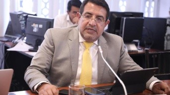 Santiago Díaz durante una sesión en la Comisión de Salud y Deporte. (Asamblea Nacional)