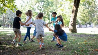 Imagen referencial de niños jugando en el parque. (Freepik)