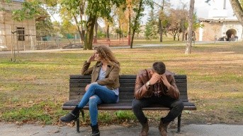 Una pareja tras una discusión (Foto de Pexels - Vera Arsic)