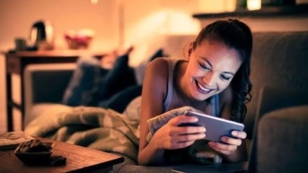 Muchos jóvenes cambian la velocidad de reproducción a la hora de escuchar un audio o ver un video. (Getty Images)