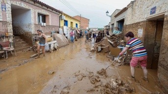 Una calle enlodada por las fuertes lluvias en Aragón, España. (Foto: Internet.)