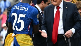 Donald Trump le otorgó la medalla a Moisés Caicedo. (Redes sociales)