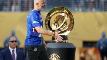 El entrenador del Chelsea, Enzo Maresca, en la premiación, tras quedar campeón del Mundial de Clubes (EFE)