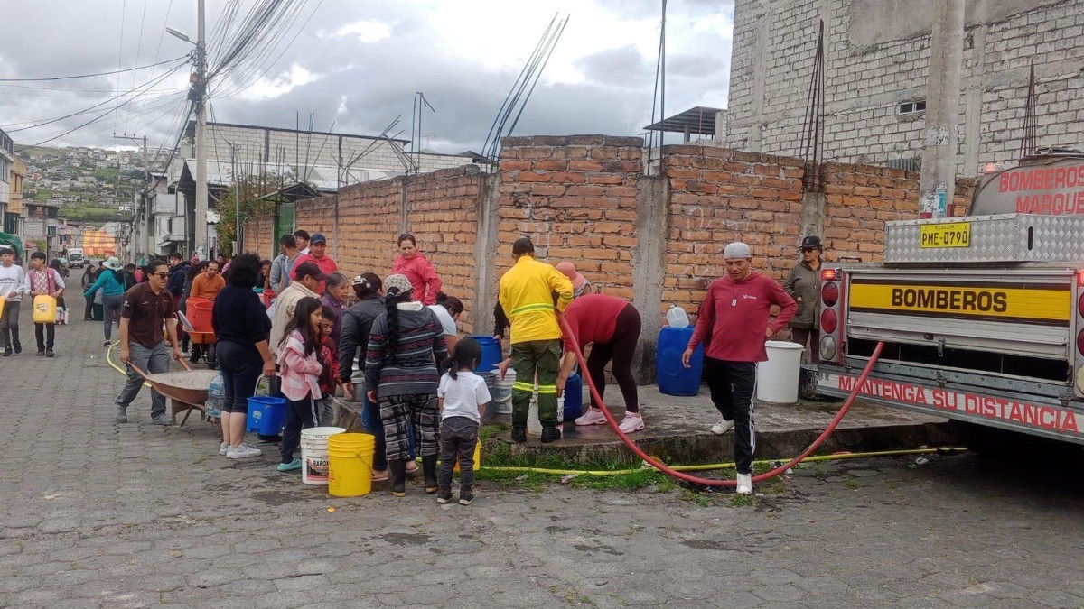 Abastecimiento de agua a quiteños (Bomberos Quito)
