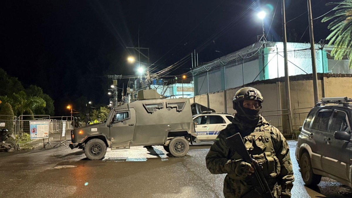Militares custodian la cárcel número 1 de Loja (Ejército)