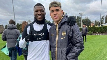 Los ecuatorianos Moisés Caicedo y Kendry Páez en el complejo deportivo del Chelsea, en diciembre de 2023. (Foto: La Tri)