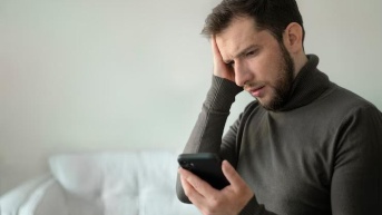 Persona estresada viendo a su celular. (Foto: Internet.)