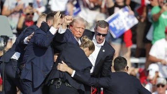 El entonces candidato a la Presidencia de EE. UU., Donald Trump, levanta el puño mientras es llevado del escenario por el servicio secreto tras un incidente durante un mitin de campaña en la Butler Farm Show Inc. en Butler, Pensilvania, en una fotografía de archivo del 13 de julio de 2024. (Foto: EFE)