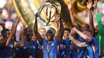 Moisés Caicedo, mediocampista del Chelsea, levanta el trofeo del Mundial de Clubes. (AFP)