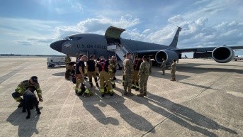 Brigadistas llegan a Estados Unidos desde República Checa (Foto del Servicio de Rescate contra incendios de República Checa)