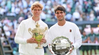 Jannik Sinner y Carlos Alcaraz después de su encuentro en Wimbledon. (Clive Brunskill)
