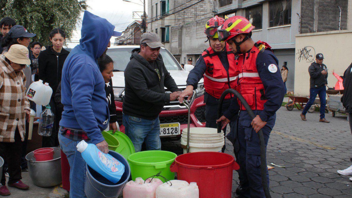El Cuerpo de Bomberos Quito se sumó a la distribución de agua potable en barrios del sur de la ciudad. (Epmaps)