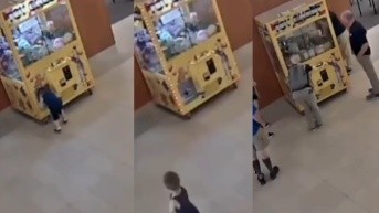 Niño en maquina de peluches (Internet)