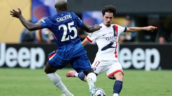 Vitinha y Moisés Caicedo disputan el balón en la final del Mundial de Clubes (AFP)