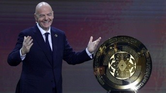 Gianni Infantino, presidente de la FIFA, juntó al trofeo del Mundial de Clubes. (Internet)