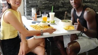 Paola Salazar y Moisés Caicedo disfrutando un almuerzo en Nueva Jersey. (INSTAGRAM)