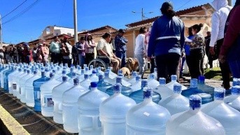 La gente con sus botellones de agua en el sur de Quito. (Cortesía de Quito Informa)
