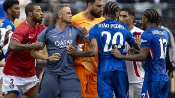 Luis Enrique Martínez, técnico español del PSG (c) protagonizó este domingo un incidente al final del partido por el título del Mundial de Clubes en el que su equipo fue goleado por 3-0 por el Chelsea, al golpear en el cuello al delantero brasileño Joao Pedro, el número 20 de los Bleus. (EFE)